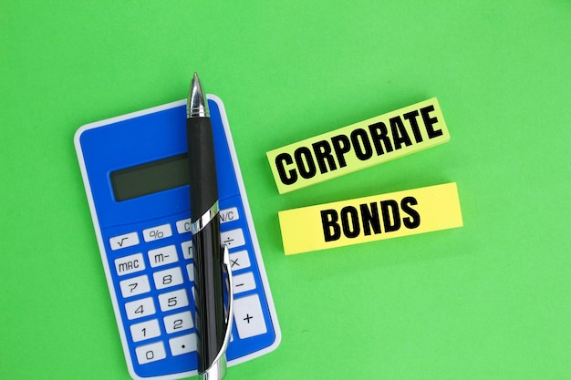 rekenmachine en pen met het bedrijfsconcept Corporate Bonds