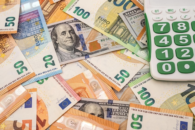 Rekenmachine op dollar en de euro-rekeningen wisselen geldfinanciënconcept uit