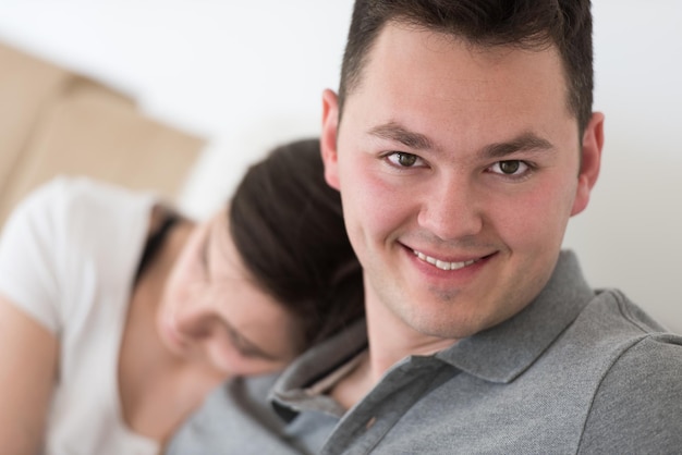 Foto relatie concept schattige jonge vrouw slapen op de schouder van haar vriendje thuis