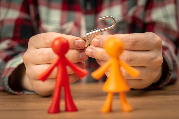 Foto relatieproblemen kleurrijke beeldjes op tafel met hangslot conflict crisis concept foto