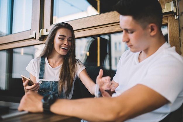 Relaties geheimhouding en jaloezie concept vreugde jonge vrouw in vrijetijdskleding wil kijken naar sms