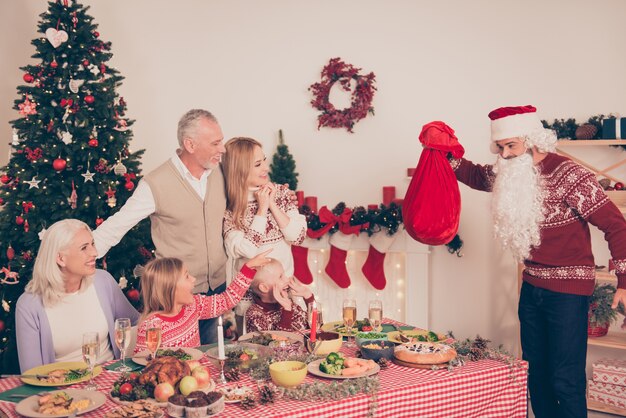 一緒にクリスマスのごちそうを楽しむ親戚