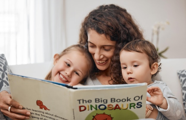 편안한 행복한 아이들 또는 어머니는 공부를 위해 책을 읽고 가정에서 소파에서 교육 또는 스토리텔링 가족 사랑 또는 자녀와 함께 부모 형제자매를위한 판타지 이야기 함께 휴가 휴가