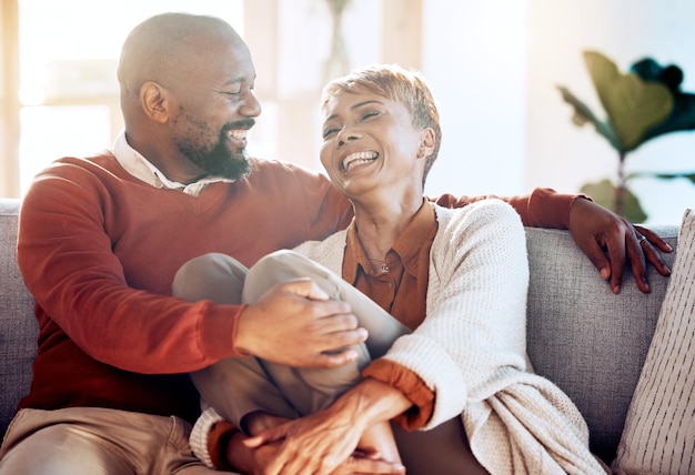 은퇴 지원을 위해 소파에 앉아 있는 흑인 부부와 함께 행복하고 사랑하며 결혼 생활 방식과 집 거실에서 노인과 함께 웃으며 농담과 유대감