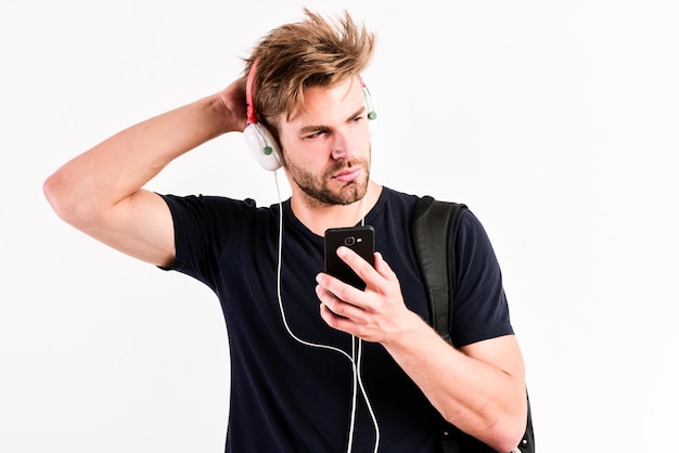 Расслабьтесь в плейлисте сексуальный мускулистый мужчина слушает музыку из плейлиста мужчина расслабляется в наушниках, изолированных на белом небритый мужчина расслабляется с любимой песней кавказский парень слушает музыку