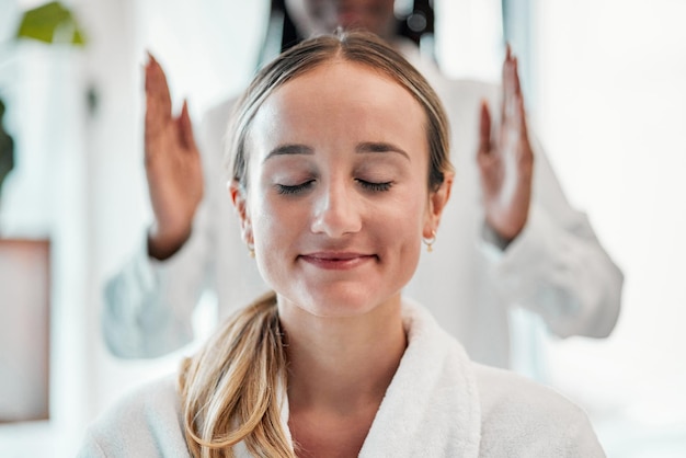 Foto rilassa il reiki e la donna con il sorriso sul viso alla spa per la terapia spirituale dei chakra e la medicina alternativa equilibrio curativo e persona zen con mentalità pacifica e mente sana al massaggio tradizionale