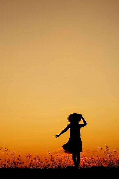 Photo relax woman and sunset silhouette