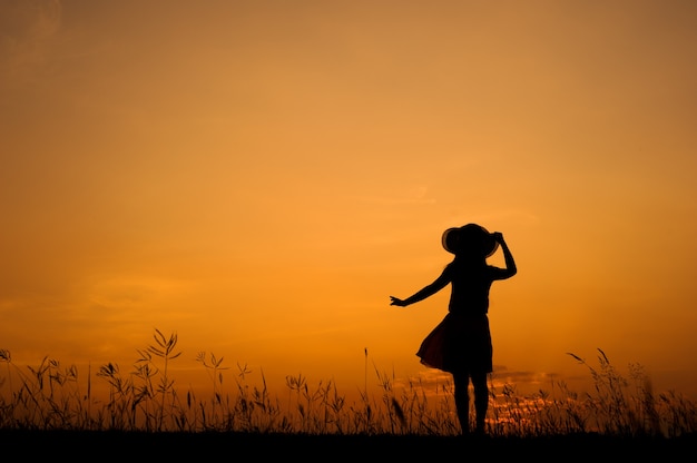 Photo relax woman and sunset silhouette