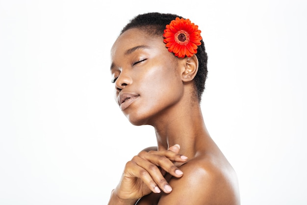 Photo relaxed afro american woman with closed eyes standing isolated on a white background