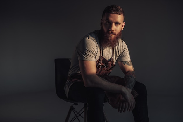 Photo relaxed barber sitting on chair