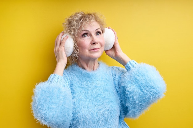 편안한 우아한 수석 여자는 헤드폰에서 음악을 듣고, 고립 된, 회색 머리를 가진 노인 여성, 현대 음악에 놀라 흰색 큰 헤드셋을 착용
