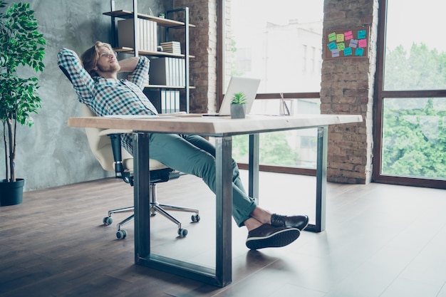 Photo relaxed employee working in the office with laptop