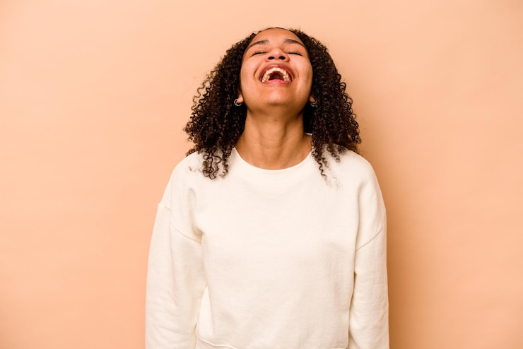 Photo relaxed and happy laughing neck stretched showing teeth