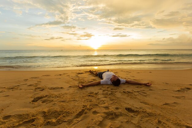편안한 남자는 열대 섬 해피 바캉스 컨셉에서 아름다운 일몰을 즐긴다