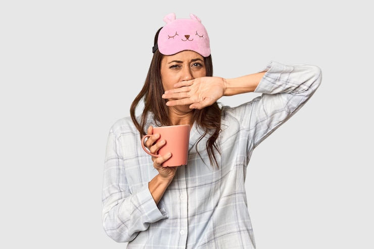 Photo relaxed middleaged woman with coffee in pajamas