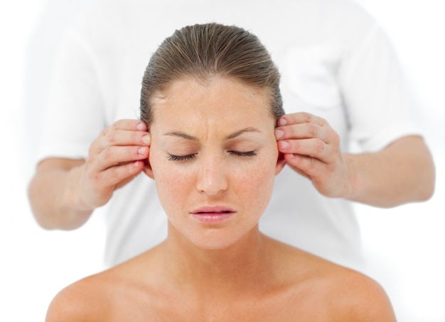 Photo relaxed woman having a head massage