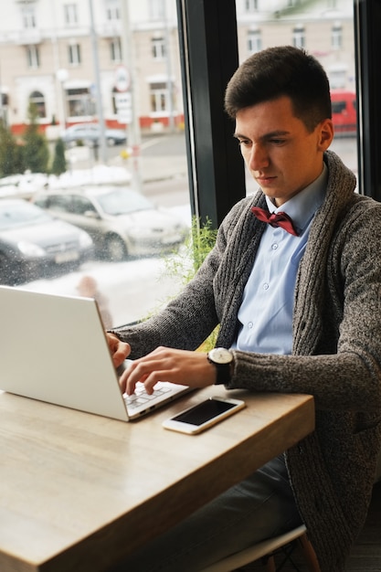 카페에서 자신의 노트북에 인터넷을 서핑 편안한 젊은 전문가