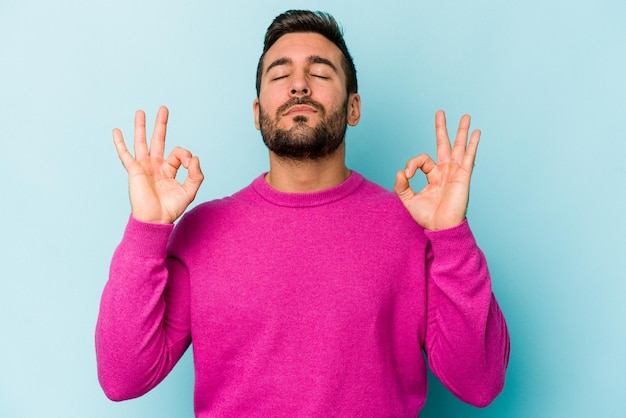 Foto si rilassa dopo una dura giornata di lavoro sta eseguendo yoga