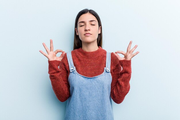 Foto si rilassa dopo una dura giornata di lavoro sta eseguendo yoga