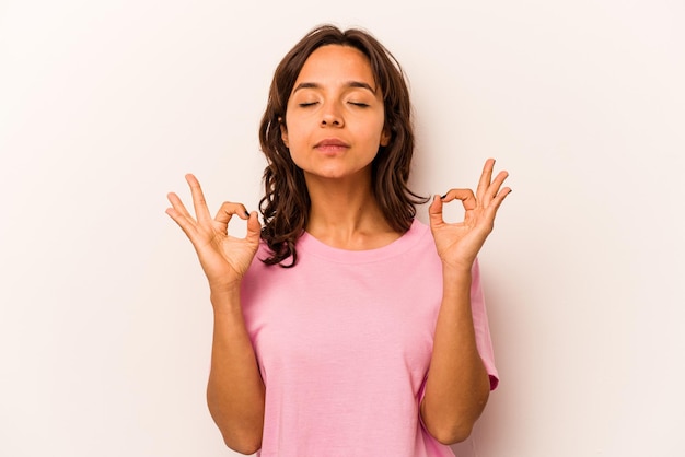 Foto si rilassa dopo una dura giornata di lavoro sta eseguendo yoga