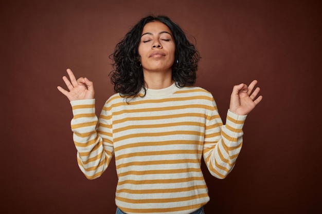 Si rilassa dopo una dura giornata di lavoro sta eseguendo yoga