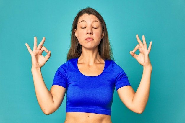 Photo relaxes after hard working day she is performing yoga