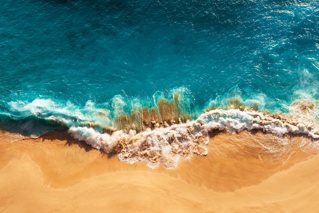 Расслабляющая воздушная сцена на пляже, летние каникулы праздник шаблон баннер. Волны серфинга с удивительной голубой океанской лагуной, морским берегом, береговой линией. Идеальный воздушный вид сверху дрон. Тихий светлый пляж, приморский