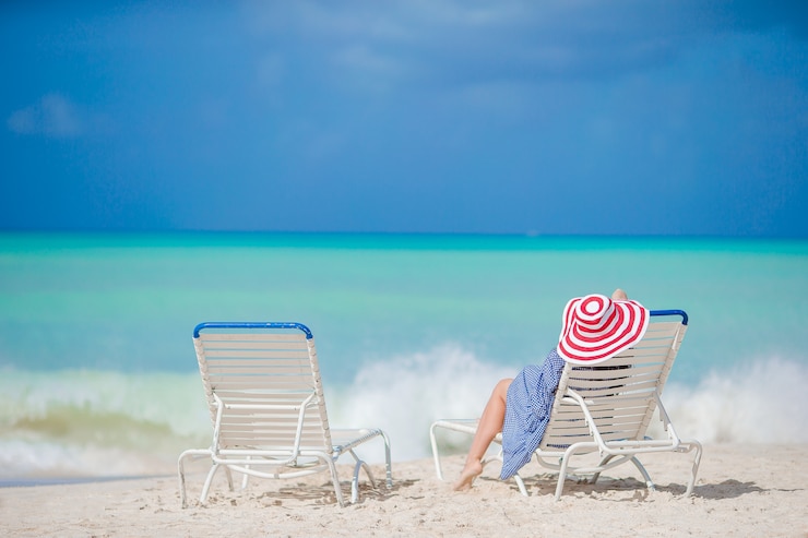 Photo relaxing and enjoying on summer vacation, woman lying on sunbed on beach