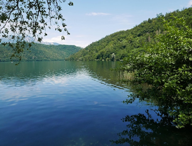 Photo relaxing and idyllic view of lake levico on the slopes of monte rosa