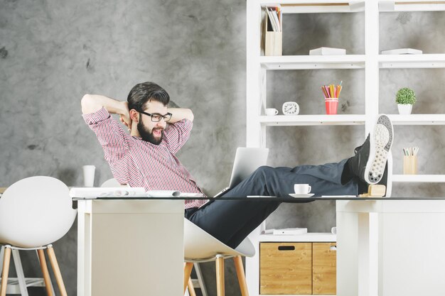 Photo relaxing man using laptop