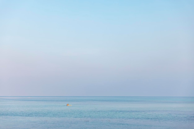 Rilassante paesaggio marino con il cielo e il mare blu