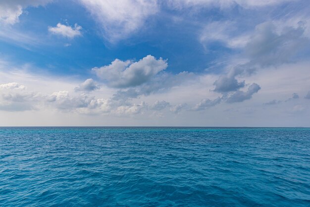 空と海の水平線が広がるゆったりとした海の風景 海の自然 海洋生物 シースケープ