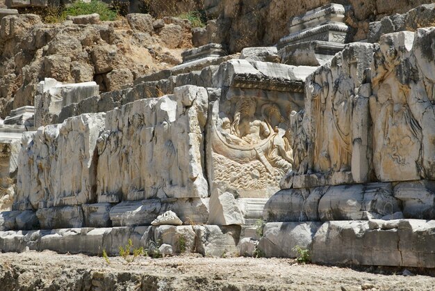 Reliëf in het theater van de oude stad Perge in Antalya, Turkiye