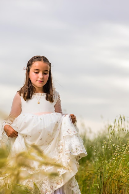 Religieus katholiek kind viering Spaans meisje in communie portret zomer