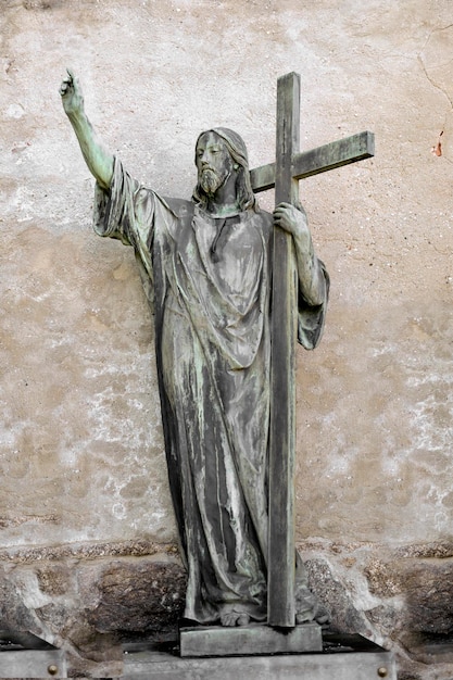 Religieus standbeeld van Jezus Christus die zijn kruis draagt, op weg naar de kruisiging.