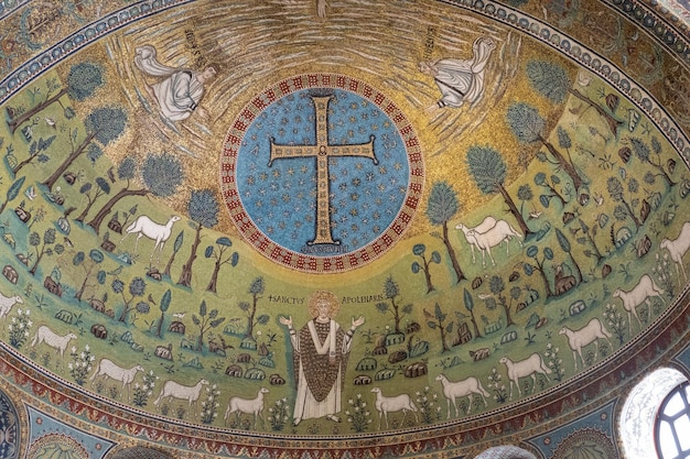 Religieuze mozaïeken op de muren van Sant'Apollinare in Classe in Ravenna, Italië