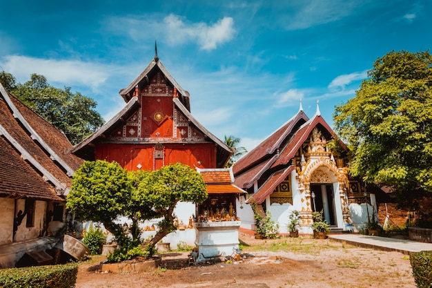 タイの宗教。祈りのための仏殿の黄金の寺院。仏教。宗教的なシンボ