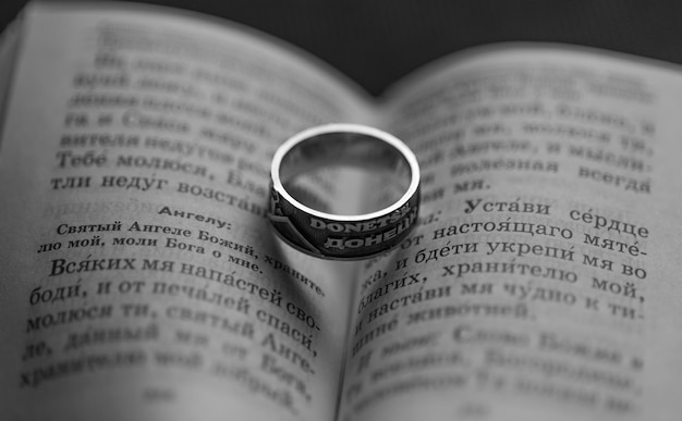 Foto il libro religioso e un anello con la scritta donetsk