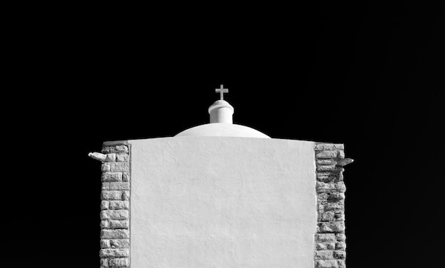 Photo religious cross over building against sky at night