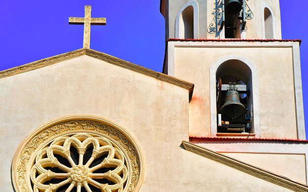 Foto croce religiosa sulla chiesa di san matteo ad agerola, distretto di bomerano sulla costiera amalfitana in italia in estate. cattedrale mediterranea con sfondo azzurro del cielo. architettura degli edifici. religione italiana.