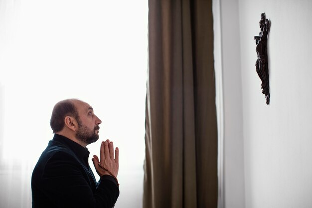 Photo religious man praying at home