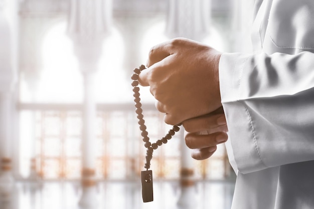 Photo religious muslim man praying with rosary beads