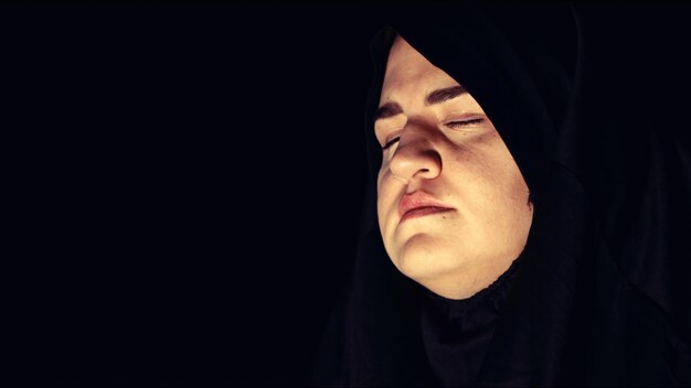 Foto donna musulmana religiosa in abito di preghiera