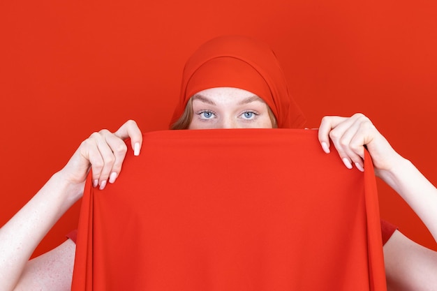 Photo religious woman in red hijab concept of shows protest