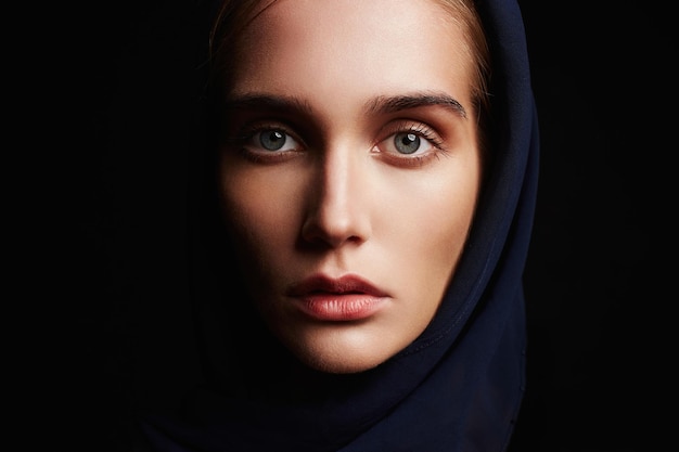 사진 종교적인 젊은 여성, 후드를 입은 아름다운 소녀