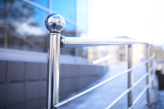 Reling gemaakt van glas en roestvrij staal. Trap in modern interieur. glazen balustrade. Lage hoekmening van trappen die leiden naar modern gebouw.