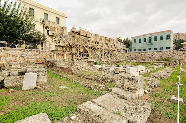 ギリシャ、アテネのモナスティラキ広場にあるハドリアヌスの図書館の遺跡