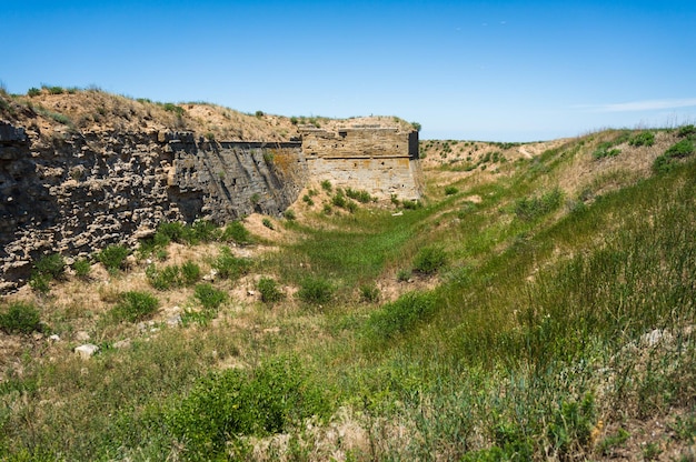 Остатки рова и руины татарско-турецкой крепости Арабат на Азовском побережье Крыма