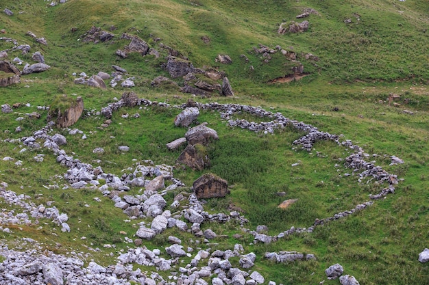 ロシアの北コーカサスの山々にある古い集落の遺跡