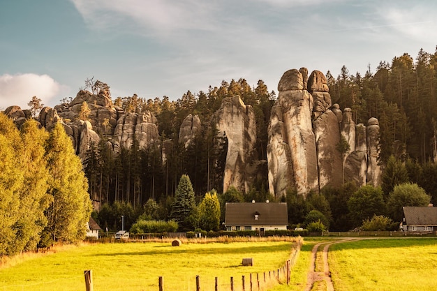 ボヘミア チェコ共和国チェコの山々 の Broumov 高地地域の Adrspach Teplice 景観公園の Adrspach 岩の一部の岩都市の遺跡